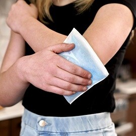 Anwendung der Nexcare ColdHot Therapy