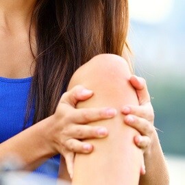 Eine Frau mit einer Wunde am Knie